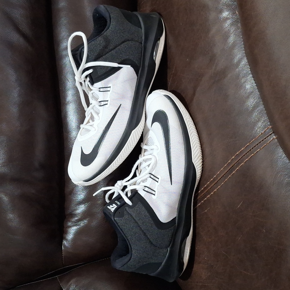 Nike Air Versitile II size 13